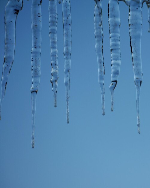 Foto close-up de icebergs contra o céu azul claro