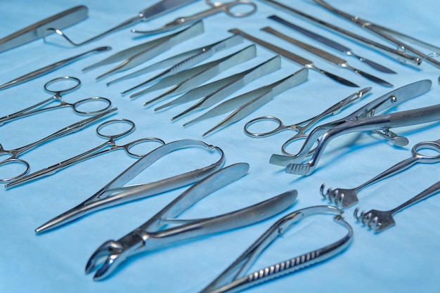 Close-up de instrumentos cirúrgicos em uma fralda estéril