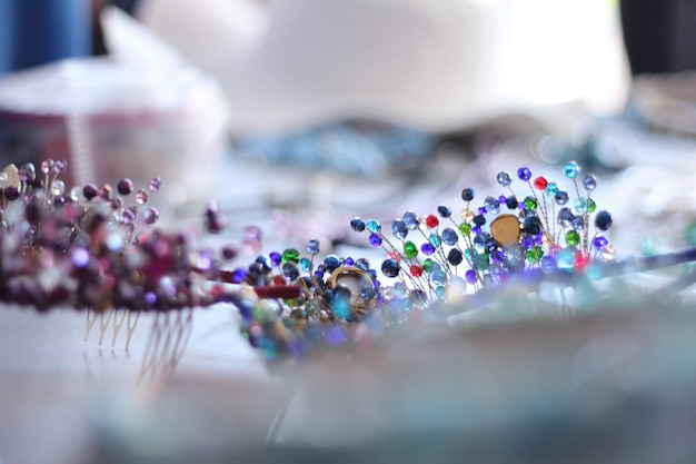 Foto close-up de jóias multicoloridas na mesa