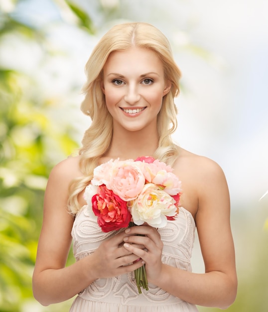 close-up de jovem com buquê de flores.