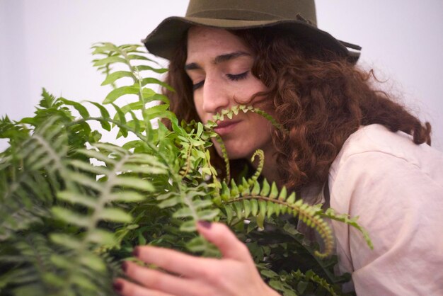 Foto close-up de jovem com plantas