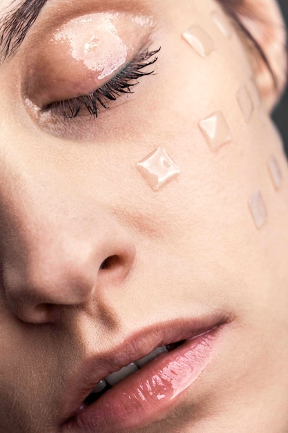 Close-up de jovem com produto de beleza