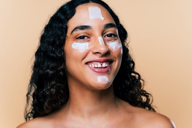 Foto close-up de jovem contra fundo rosa