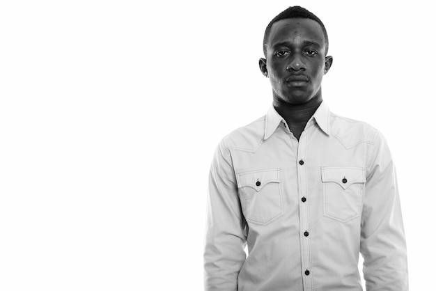Close-up de jovem empresário africano isolado