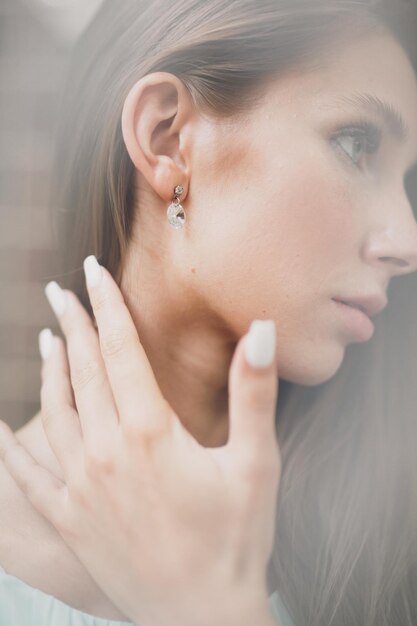 Foto close-up de jovem mulher olhando para longe