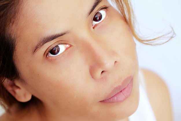 Close-up de jovem mulher olhando para longe