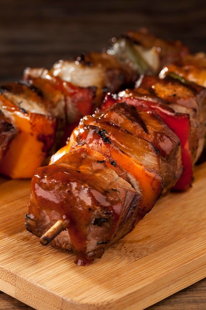 Foto close-up de kebabs na mesa