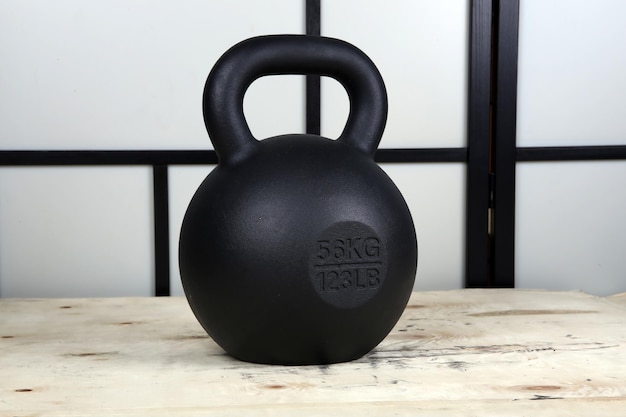 Close-up de kettlebell preto pesado