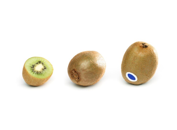 Foto close-up de kiwis contra fundo branco