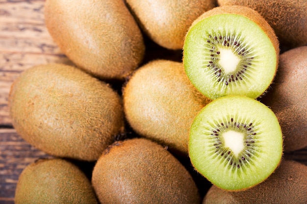 Close up de kiwis frescos como pano de fundo