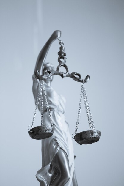 Foto close-up de lady justice contra fundo branco