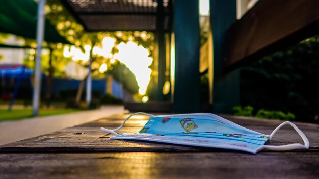 Foto close-up de lâmpada de papel na mesa