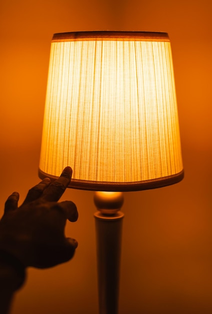 Close-up de lâmpada elétrica contra a parede em casa