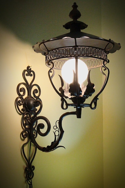 Foto close-up de lâmpada iluminada em casa
