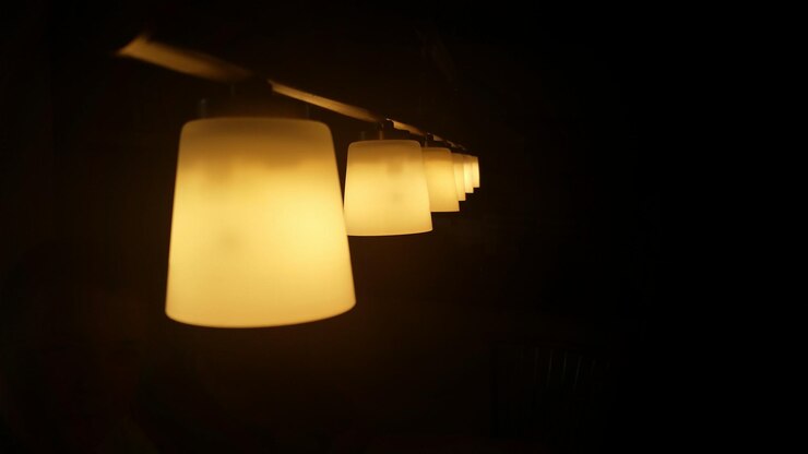 Foto close-up de lâmpada iluminada em sala escura
