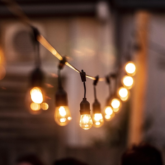 Close-up de lâmpadas iluminadas penduradas em um restaurante