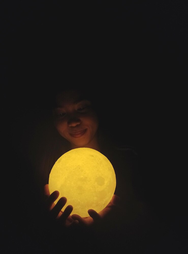 Foto close-up de lanterna iluminada contra fundo preto