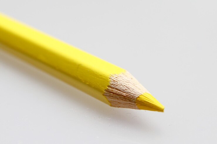 Foto close-up de lápis amarelo em fundo branco