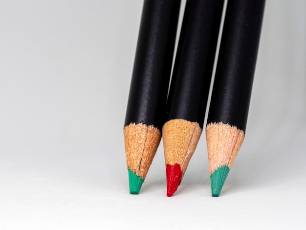 Foto close-up de lápis coloridos contra fundo branco