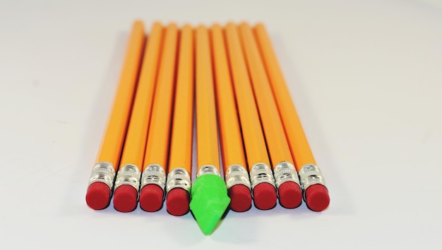 Foto close-up de lápis coloridos contra fundo cinzento