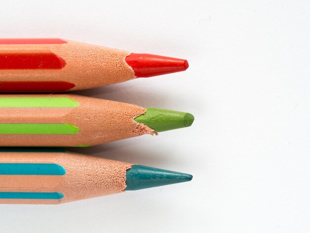 Foto close-up de lápis coloridos em fundo branco