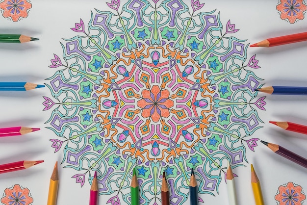 Foto close-up de lápis coloridos por desenho em mesa