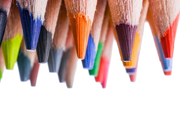 Close-up de lápis coloridos sobre fundo branco