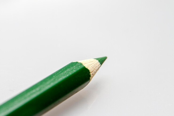 Foto close-up de lápis de cor verde em fundo branco