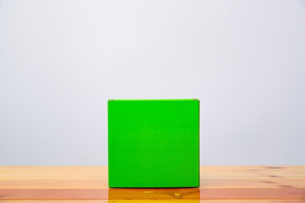 Foto close-up de lápis de cor verde na mesa contra fundo branco