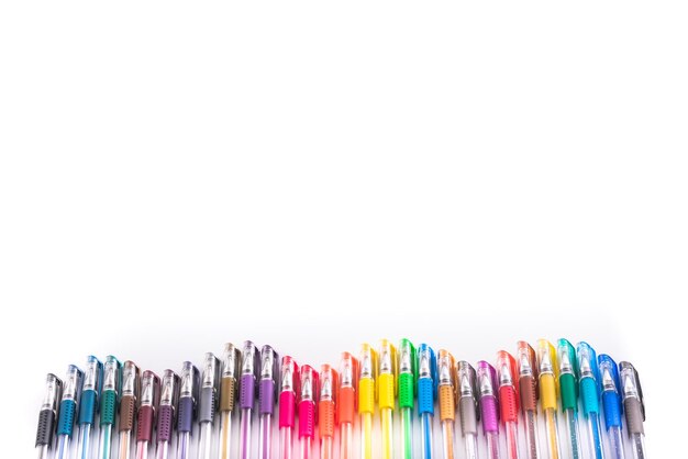 Foto close-up de lápis multicoloridos contra fundo branco