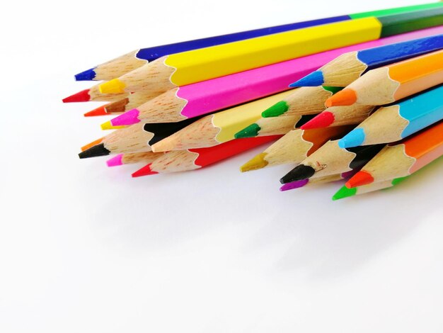 Foto close-up de lápis multicoloridos em fundo branco