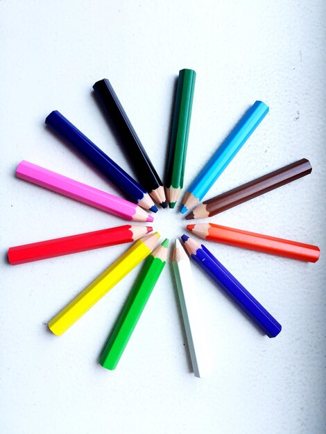 Foto close-up de lápis multicoloridos na mesa