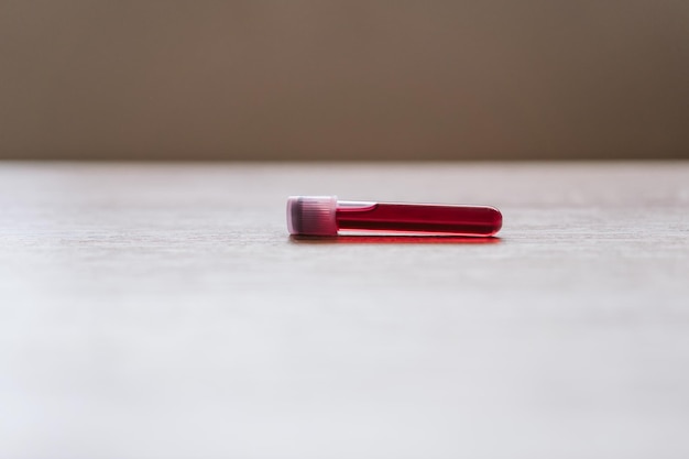 Close-up de lápis vermelhos na mesa