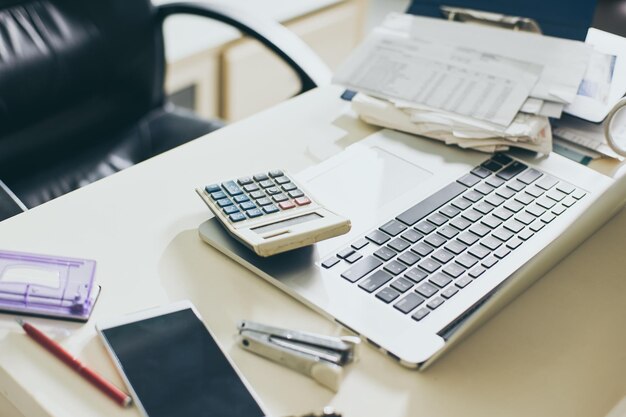 Foto close-up de laptop e calculadora na mesa no escritório