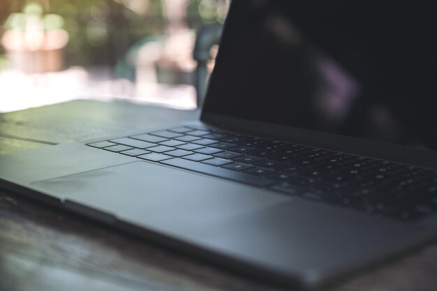 Foto close-up de laptop em cima da mesa