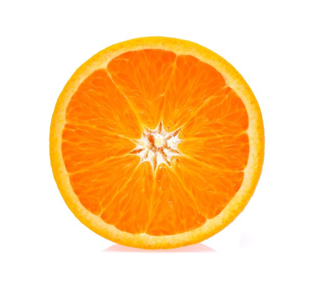 Close-up de laranja contra fundo branco