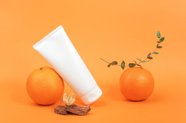 Close-up de laranja contra fundo branco
