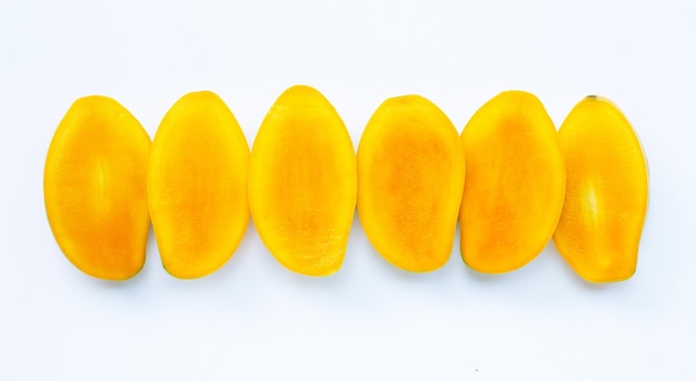 Close-up de laranja contra fundo branco