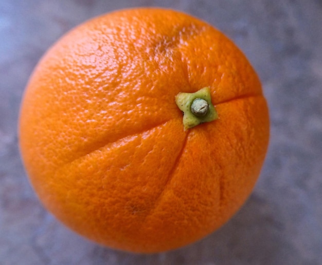 Close-up de laranja em fundo cinzento