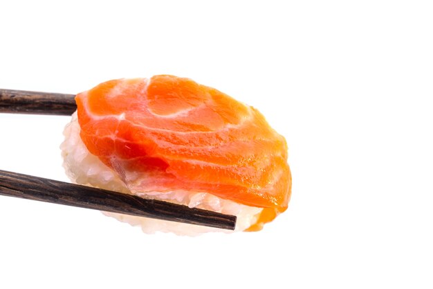 Close-up, de, laranja, fresco, salmão, sushi, nigiri, em, chopsticks, isolado, branco, fundo