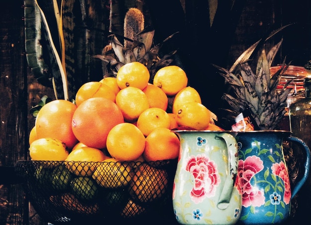 Foto close-up de laranjas em uma tigela na mesa