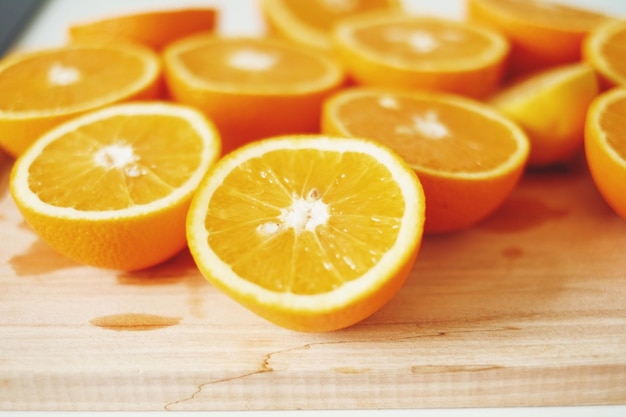 Close-up de laranjas frescas em fatias na tábua de cortar