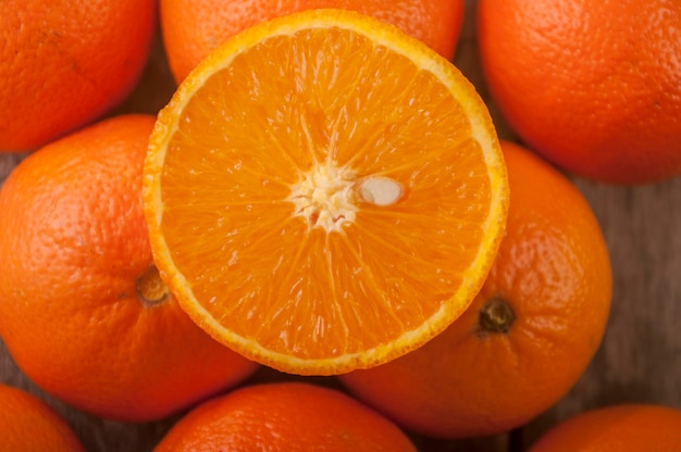Close-up de laranjas frescas na mesa