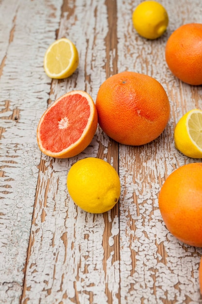 Close-up de laranjas sangrentas e limões em mesa de madeira