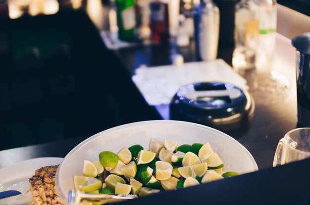 Foto close-up de legumes em uma tigela na mesa