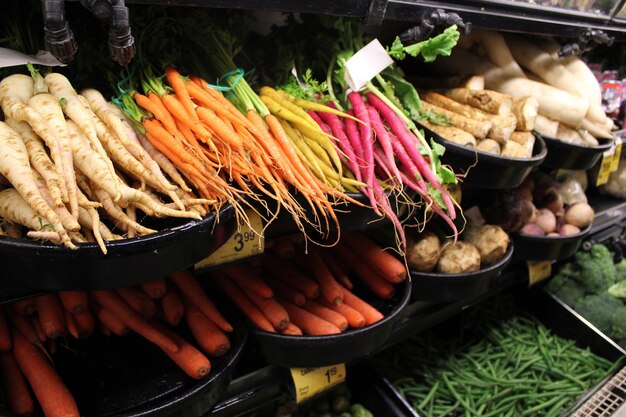 Foto close-up de legumes para venda na bancada do mercado