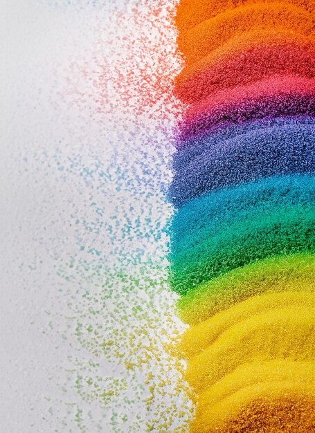 Close-up de listras de areia colorida arco-íris e espaço de cópia em fundo branco