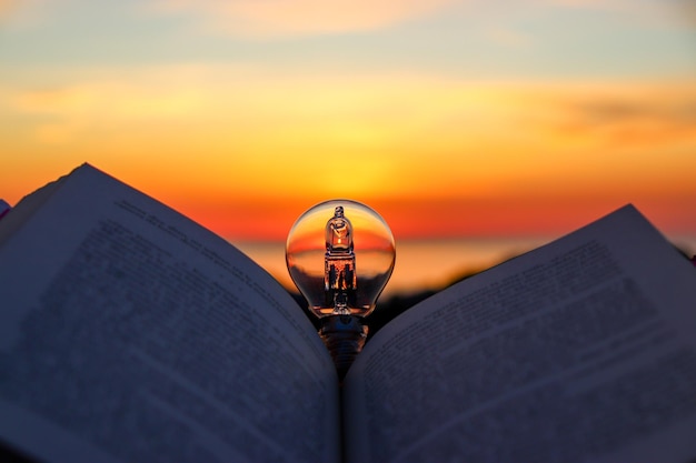 Foto close-up de livro aberto contra o céu laranja