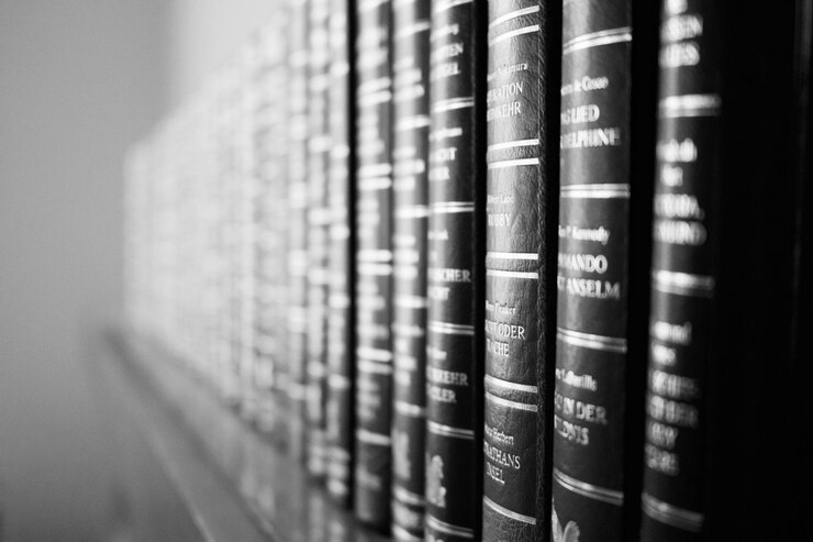 Foto close-up de livros antigos na biblioteca