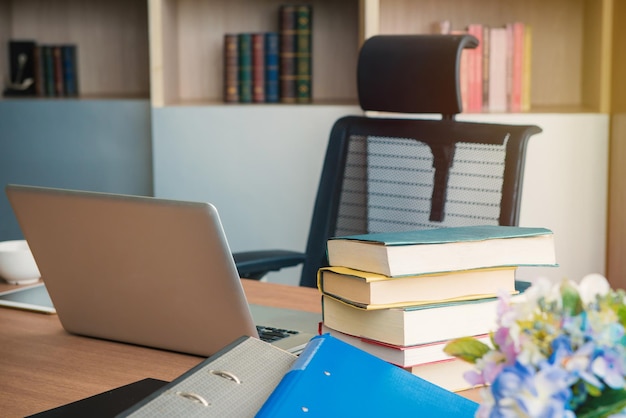 Foto close-up de livros e laptop na mesa em casa